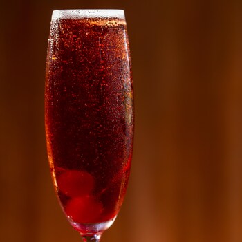 Un cocktail à base de liqueur de cerise dans une flûte à champagne.