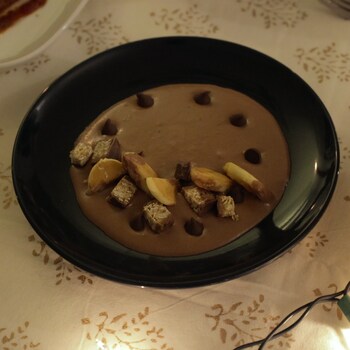 De la mousse au chocolat décorée de mini-crêpes, de pépites de chocolat et de morceaux de barres tendres.