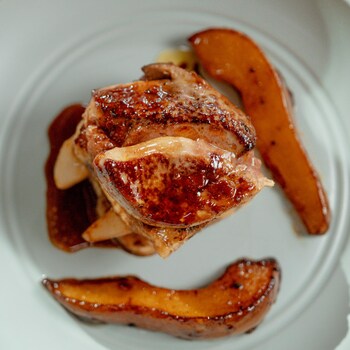 Pain perdu au foie gras et à la poire dans une assiette.
