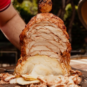 Du poulet à la shish taouk embroché sur un demi chou.