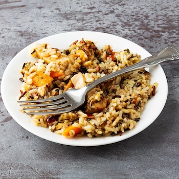 Un bol de riz sauvage, des légumes et une fourchette.