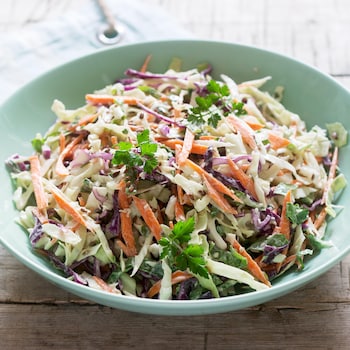 Un bol rempli de salade de chou.