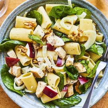 Salade de pâtes au poulet grillé et aux pommes dans une assiette.