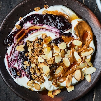 Tourbillon de fromage frais à la compote de cerises dans une assiette.