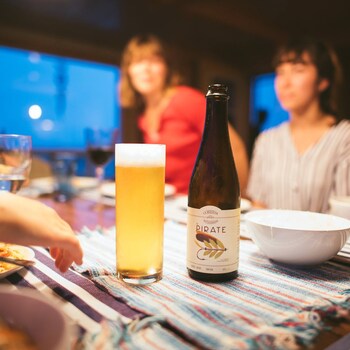 Pirate est une bière pâle côtière non filtrée qui est faite à partir de levures saccharomyces hybrides cerevisiae-paradoxus récoltées sur la Côte-Nord. 