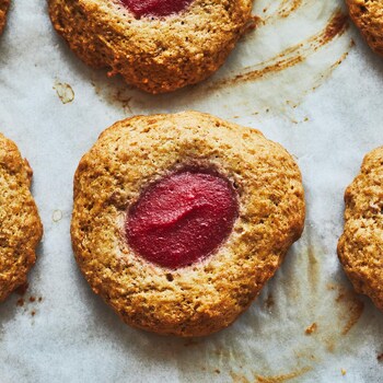 Des galettes sur un papier sulfurisé. 