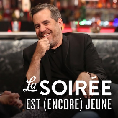 Jean-Sébastien Girard rit en entrevue sur le plateau de l'émission Bonsoir Bonsoir!