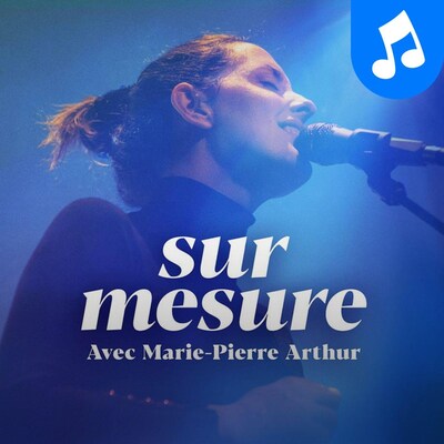 Marie-Pierre Arthur chantant devant un micro, une note de musique et le logo de l'émission Sur mesure.