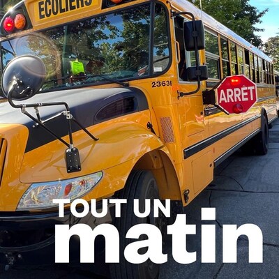 Un autobus scolaire et le logo de l'émission Tout un matin.