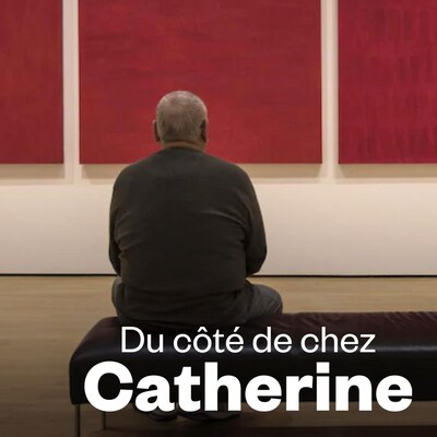 Un homme contemple l’œuvre Rouge, de Françoise Sullivan, au Musée d'art contemporain de Montréal.