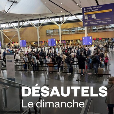 Des gens font la file avec leurs bagages pour passer le contrôle frontalier à l'Aéroport international Pierre-Elliott-Trudeau de Montréal. 