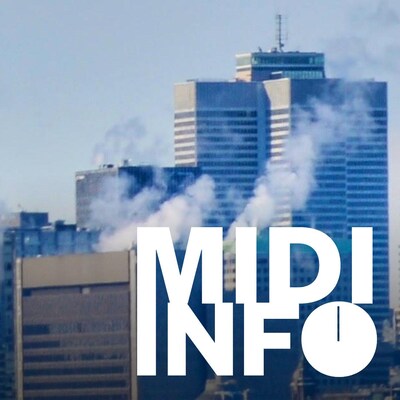 De la fumée blanche au dessus des immeubles du centre-ville de Montréal.
