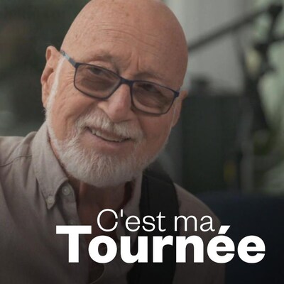 Patrick Norman, une guitare à la main, qui sourit à la caméra et le logo de l'émission C'est ma tournée.