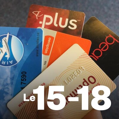 Des cartes de fidélité, comme celles d'Air Miles, d'Optimum, d'Aeroplan et du Choix du Président, tenues par une personne. Au bas de l'image, le logo de l'émission Le 15-18.