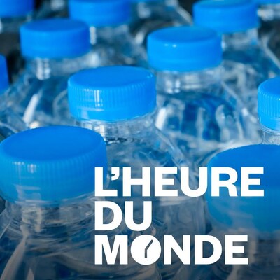 Des bouteilles d'eau en plastique disposées les unes à côté des autres et le logo de l'émission L'heure du monde.