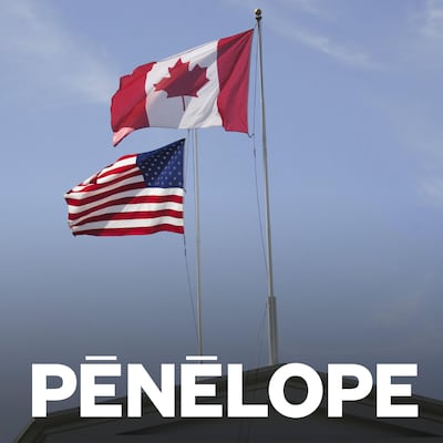 Les drapeaux du Canada et des États-Unis flottent au parc de l'Arche de la paix, situé à la frontière entre les deux pays à proximité de Surrey, en Colombie-Britannique.