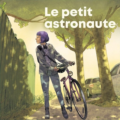 Page couverture du livre Le petit astronaute. Un garçon aux cheveux mauves marche aux côtés de son bicycle.