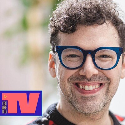 Portrait de Simon Boulerice souriant.