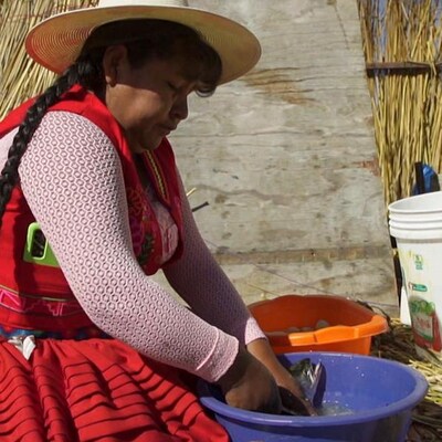 Un peuple autochtone menacé par la pollution du lac Titicaca.