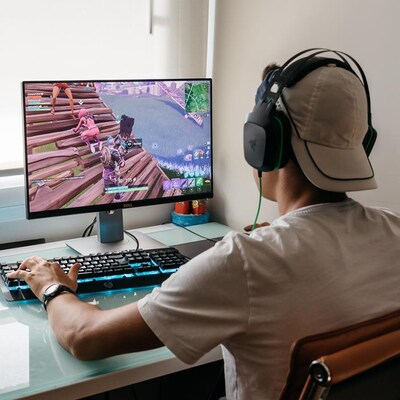 Un adolescent joue à Fortnite sur un ordinateur.