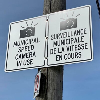 Une affiche prévenant les conducteurs de la présence d'une caméra pour la surveillance de la vitesse.