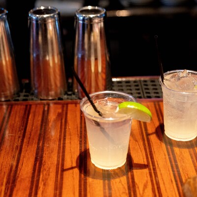 Deux verres d'alcool sur le comptoir d'un bar.