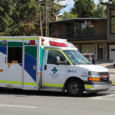 Une ambulance devant l'hôpital Foothills, à Calgary.