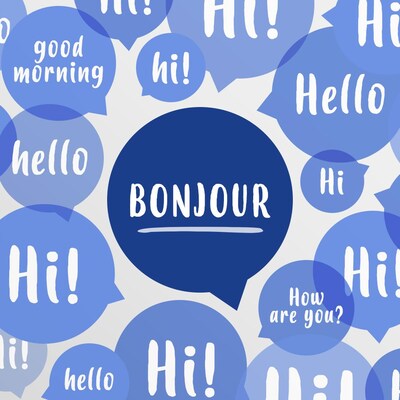 La controverse sur la formule d’accueil «bonjour, hi» continue à faire jaser, notamment chez les anglophones.