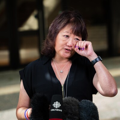 La mère d'Amanda Todd, Carol Todd, essuie une larme pendant qu'elle parle à la presse avant que ne soit rendu le verdict concernant Aydin Coban.