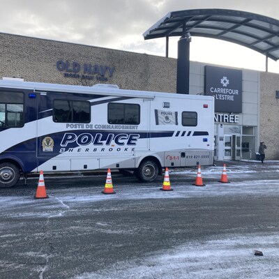 La van du SPS est devant le Carrefour de l'Estrie.