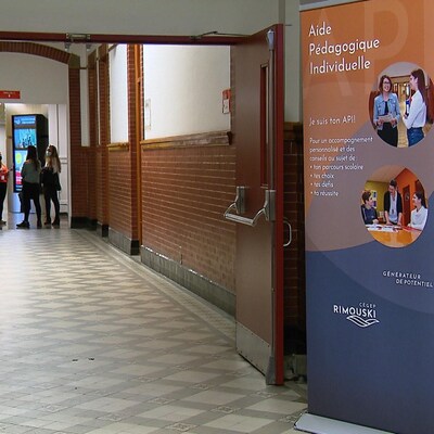 À l'intérieur du Cégep de Rimouski, les étudiants portent un masque. 