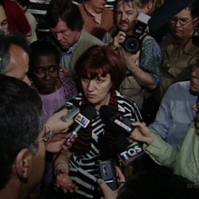 Claudette Carbonneau au milieu d'un attroupement de journalistes.