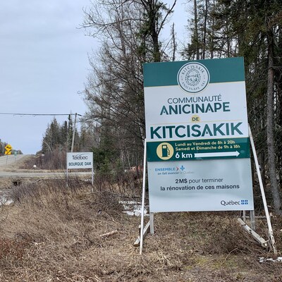 Une pancarte placée le long de la route 117 annonçant Kitcisakik dans 6 kilomètres.