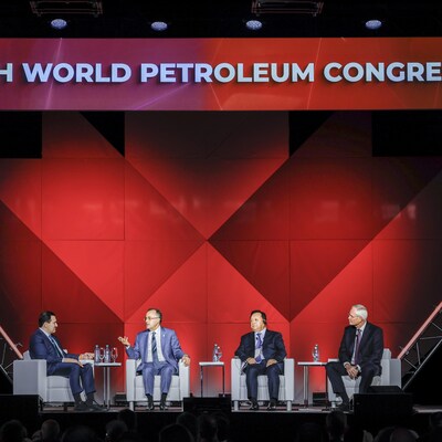Amin Nasser, le PDG de Saudi Aramco, Hou Qijun, le président de China National Petroleum Corp., et Darren Woods, le PDG d'ExxonMobil, sur la scène du Congrès mondial du pétrole à Calgary, le 18 septembre 2023.
