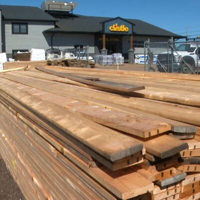 Une pile de planches de bois dans un entrepôt. 