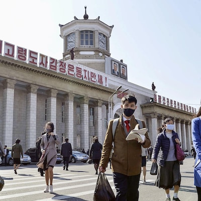 Des passants marchent à Pyongyang.