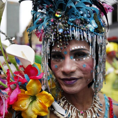 Une personne costumée participe au défilé de la Fierté de Toronto. (Photo d'archives)