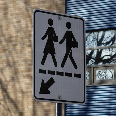 Un panneau de traverse piétonne est devant l'école du Grand-Pavois-de Saint-Agnès, à Rimouski.