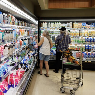 Des personnes font les courses dans une épicerie de Toronto.