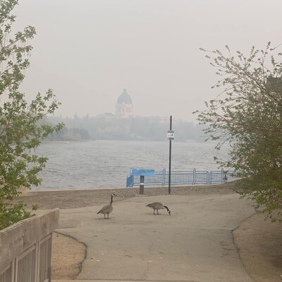Le Palais législatif de Regina, en Saskatchewan, dans un brouillard de fumée en raison des feux de forêt.