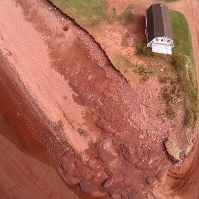 Une plage érodée à quelques pas d'une maison.
