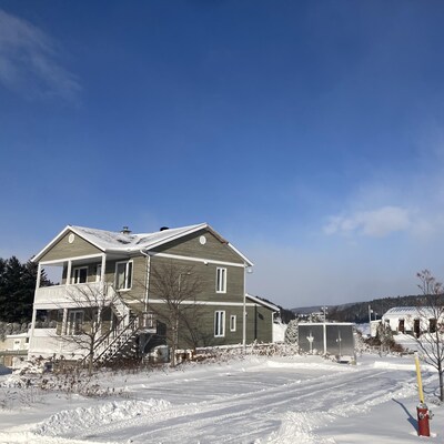Une maison vue de l'extérieur l'hiver.