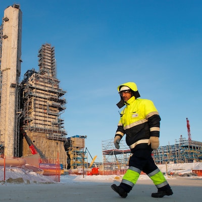 Un employé passe devant l'usine de traitement du gaz de Gazprom en construction à Svobodny, dans l'est de la Russie.