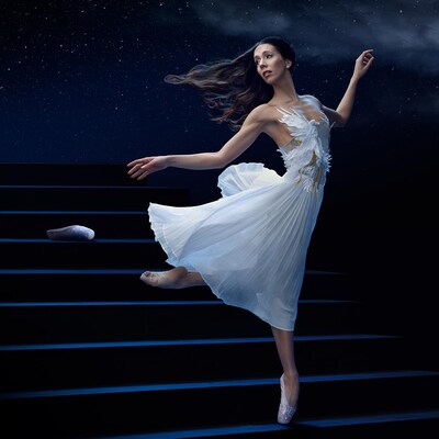 On voit une danseuse perdre son soulier dans les escaliers.