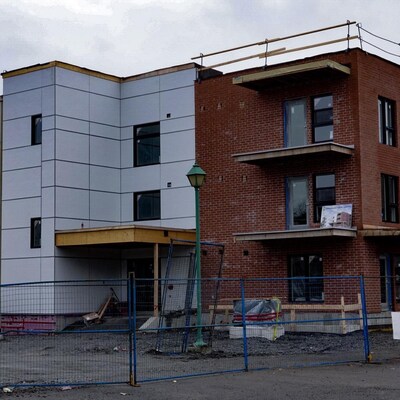 Un immeuble d'appartements en construction.