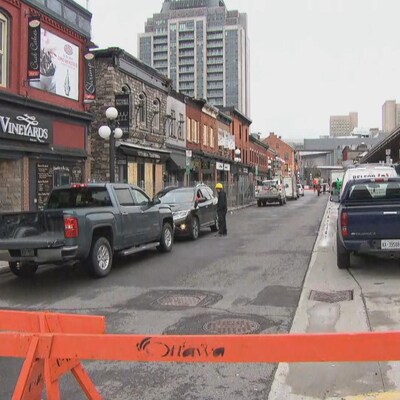 Des camions sur une rue barrée