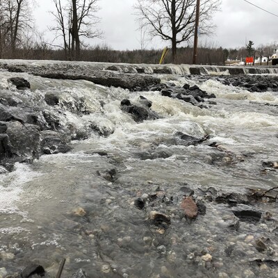 Des inondations en bordure d'un chemin de campagne.