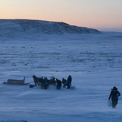 Des habitants d'Iqaluit se rassemblent sur la rivière Sylvia Grinnel gelée pour récupérer de l'eau potable