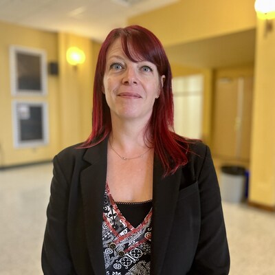 Isabelle Godbout pose dans les locaux de l'école La Polyno de La Sarre.