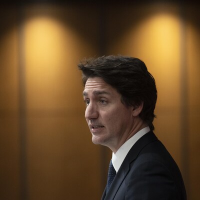 Justin Trudeau prononce un discours.